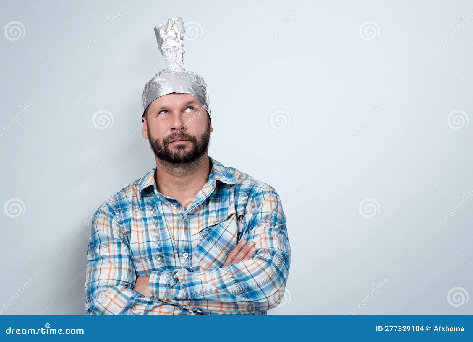 Drôle Homme Barbu Dans Une Chemise Plaid Avec Un Chapeau En Aluminium  Regarde Debout à Côté D'un Fond De Mur Clair. Photo stock - Image du fond,  opinion: 277329104