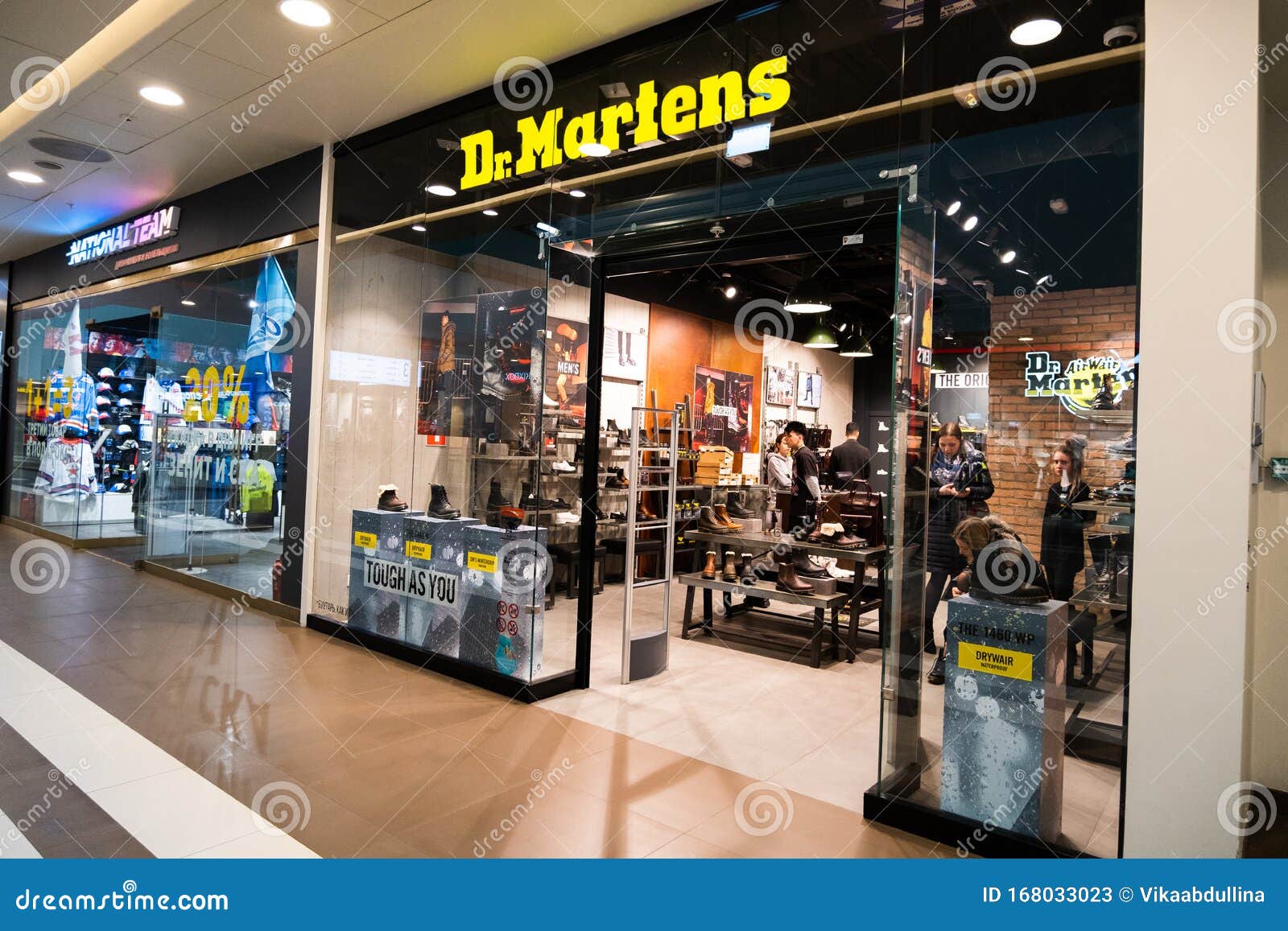 los van De waarheid vertellen Verplaatsbaar Dr. Winkel Martens in Galeria Shopping Mall in Sint-Petersburg, Rusland Redactionele Stock Foto - Image of leger, manier: 168033023 los van De waarheid vertellen Verplaatsbaar Dr. Winkel Martens in Galeria Shopping Mall in Sint-Petersburg, Rusland Redactionele Stock Foto - Image of leger, manier: 168033023