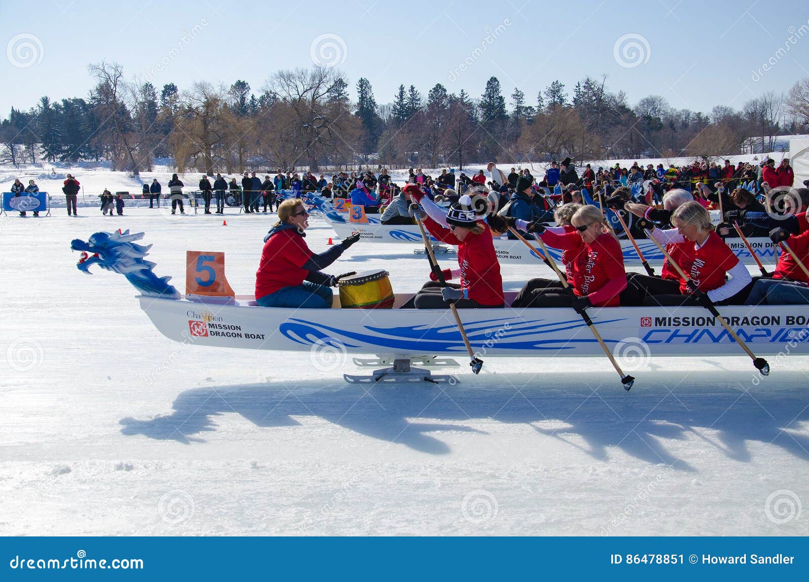 Is Dragon Boat Race. OTTAWA - FEBRUARI 18: Springa för isdrakefartyg som för första gången rymms i Nordamerika i Ottawa, Kanada på Februari 18, 2017 på sjön för Dow-` s