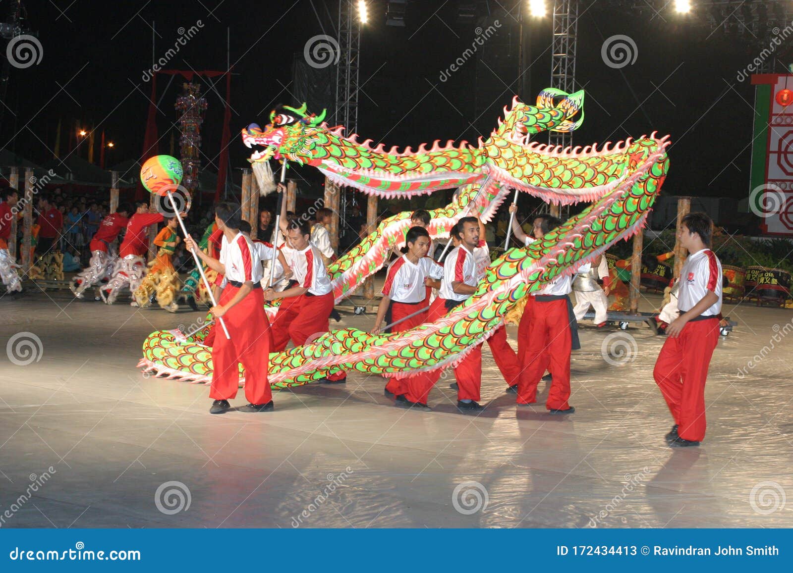 Dragon dance editorial stock photo. Image of festive - 172434413