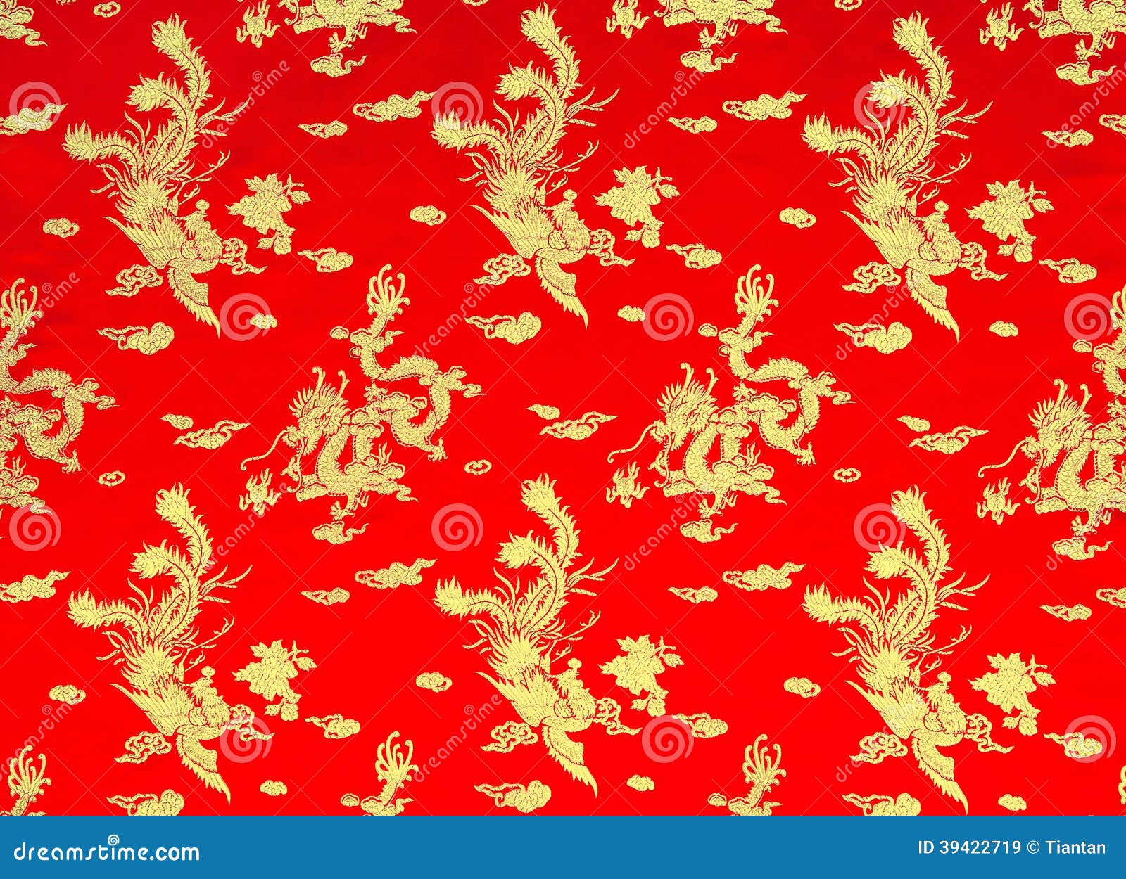 Fundo da seda vermelha chinesa com dragão e phoenix