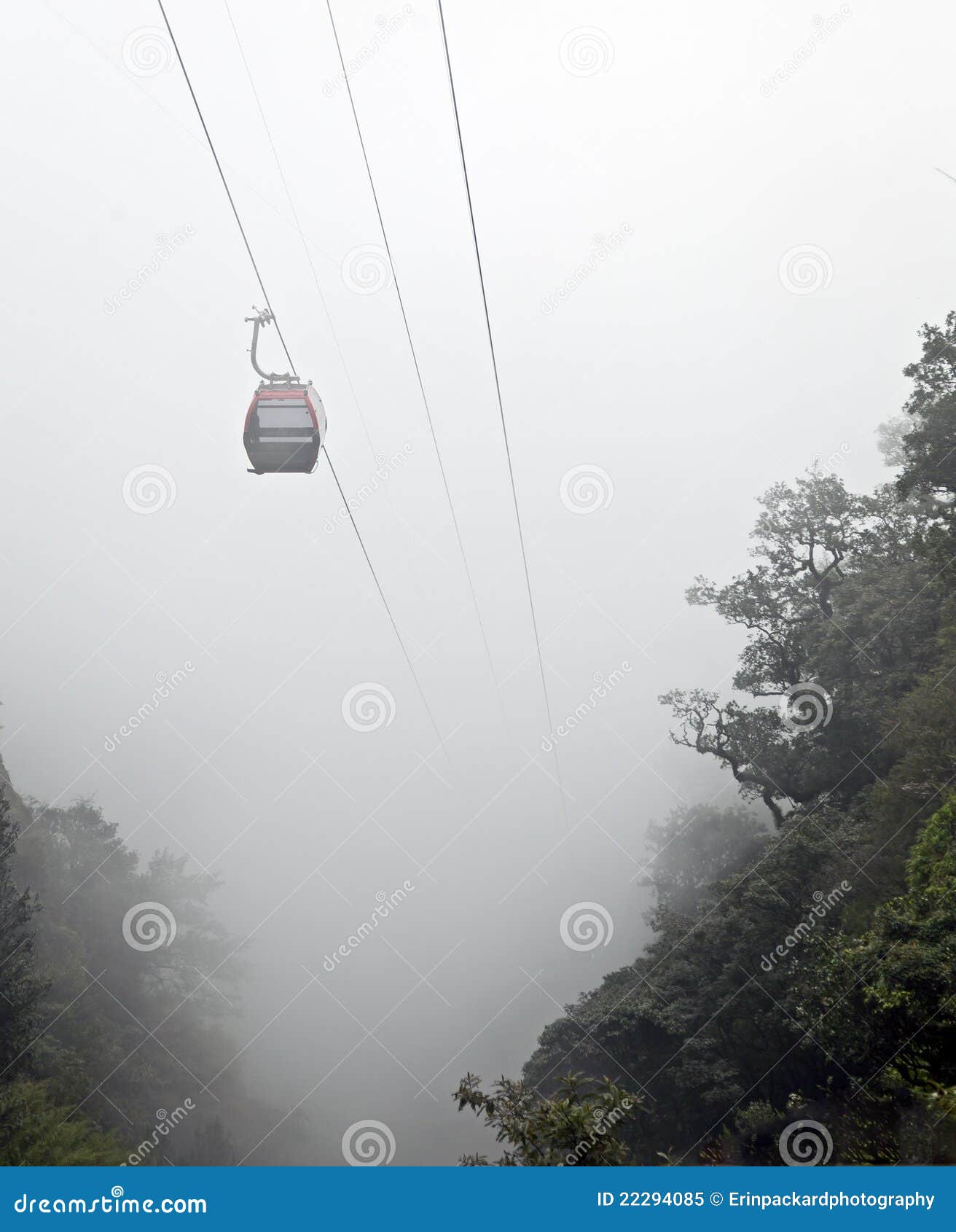 Drahtseilbahn unten in den Nebel. Köpfe einer Drahtseilbahn unten in eine starke Querneigung des Nebels auf ihr ist Methode von der Oberseite des Huhn-Fuss-Berges in der Yunnan-Provinz, China.