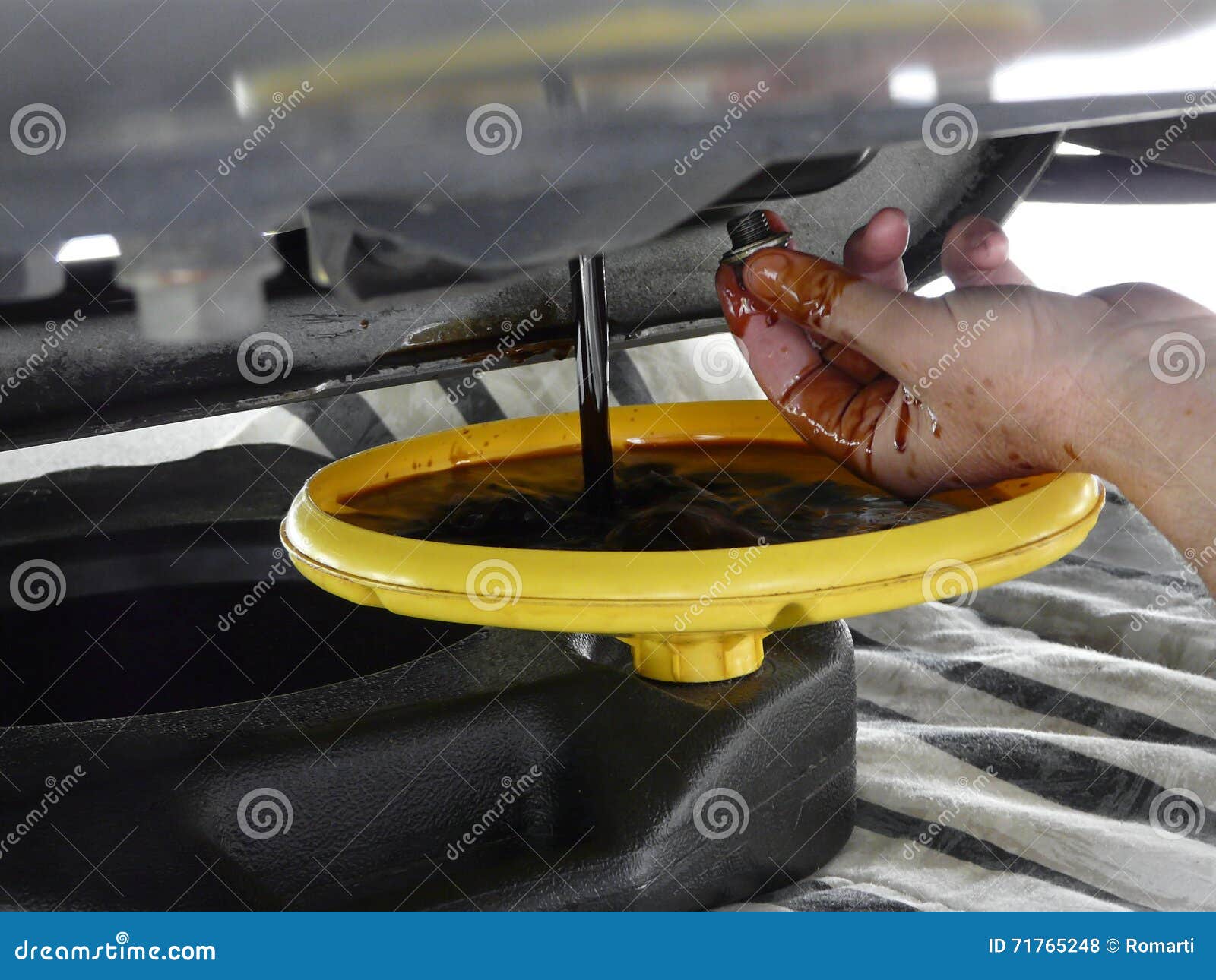draining oil for car oil change