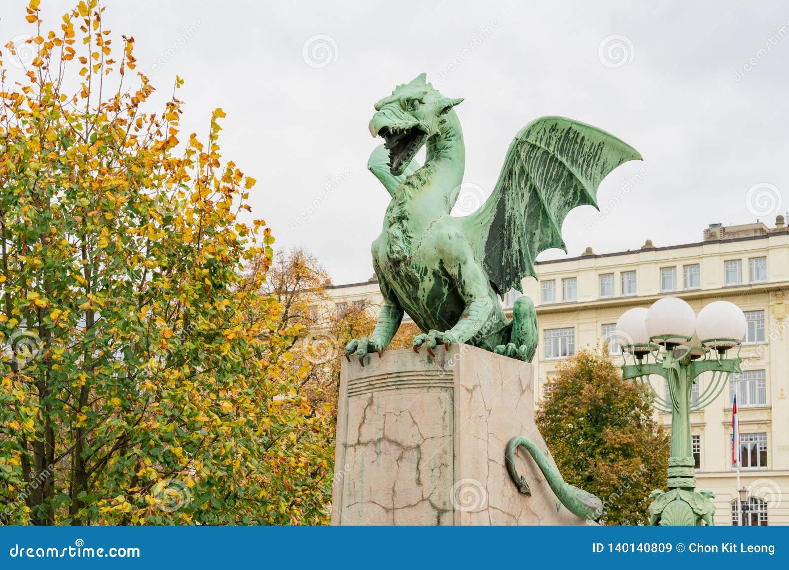 Ljubljana NOVEMBER 3: Drakestatyn av Dragon Bridge (Zmajski mest) på NOVEMBER 3, 2018 på Slovenien