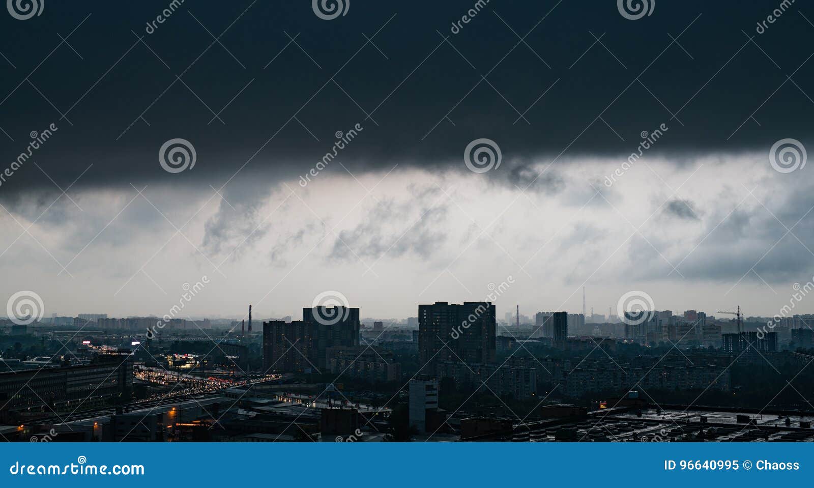 Dramatiska moln för storm. Dramatiska moln för mörk storm över storstaden Ögonblick för regn och vind