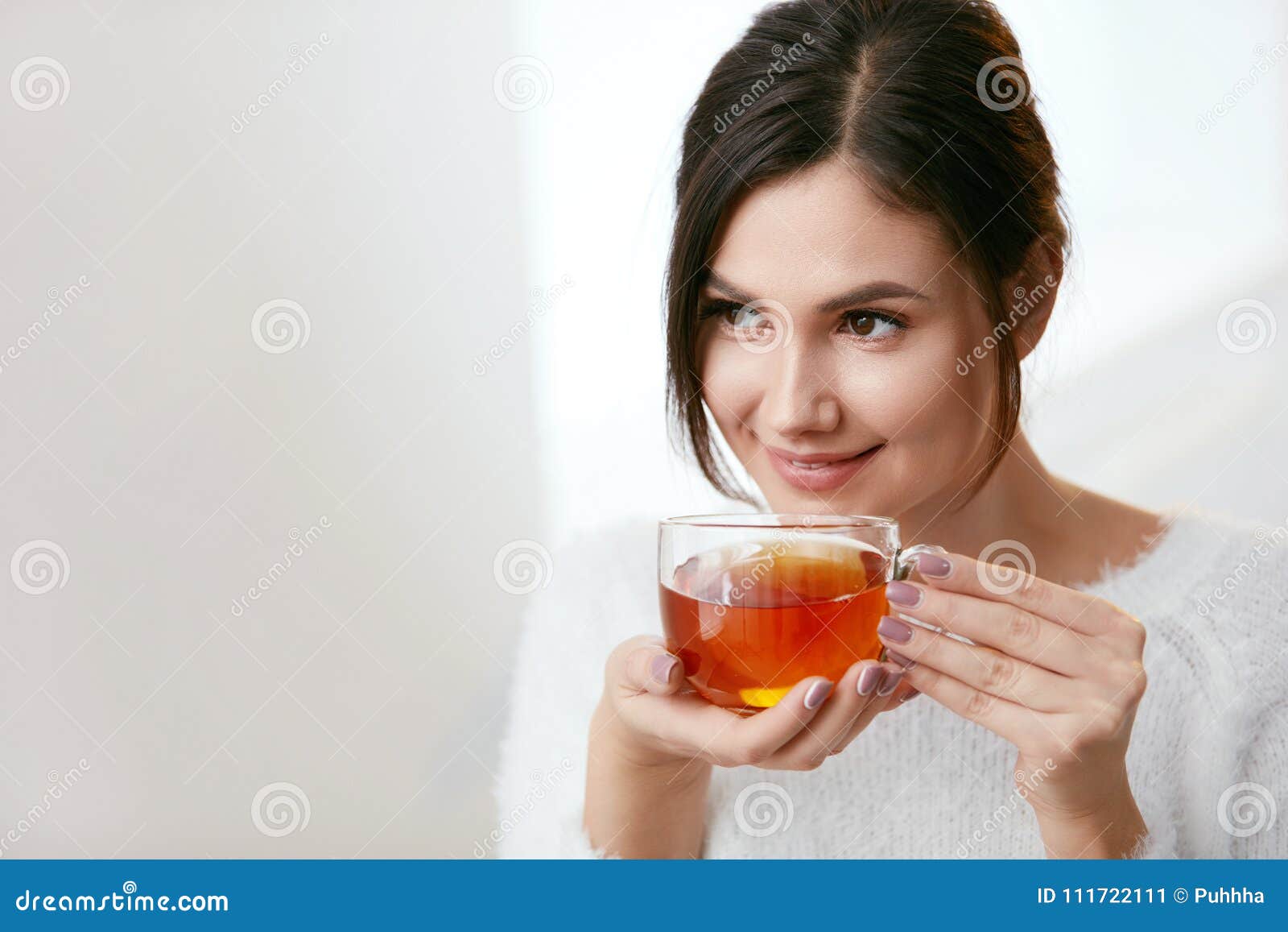 Drank Mooie Vrouw Het Drinken Thee Van Kop Stock Afbeelding - Image of ...