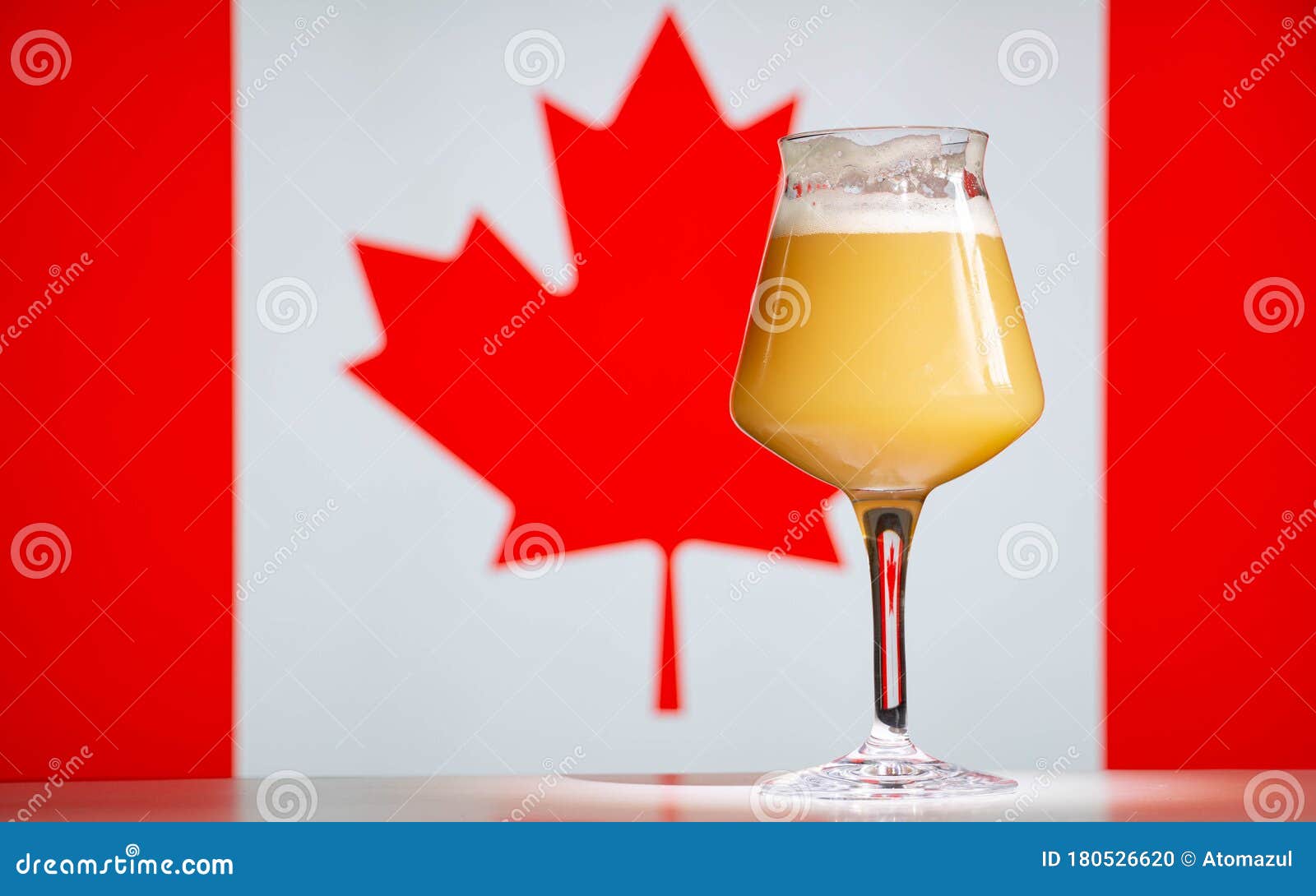 Drapeau Canadien Bière Canada Verre Teku Photo stock - Image du paille,  concept: 180526620