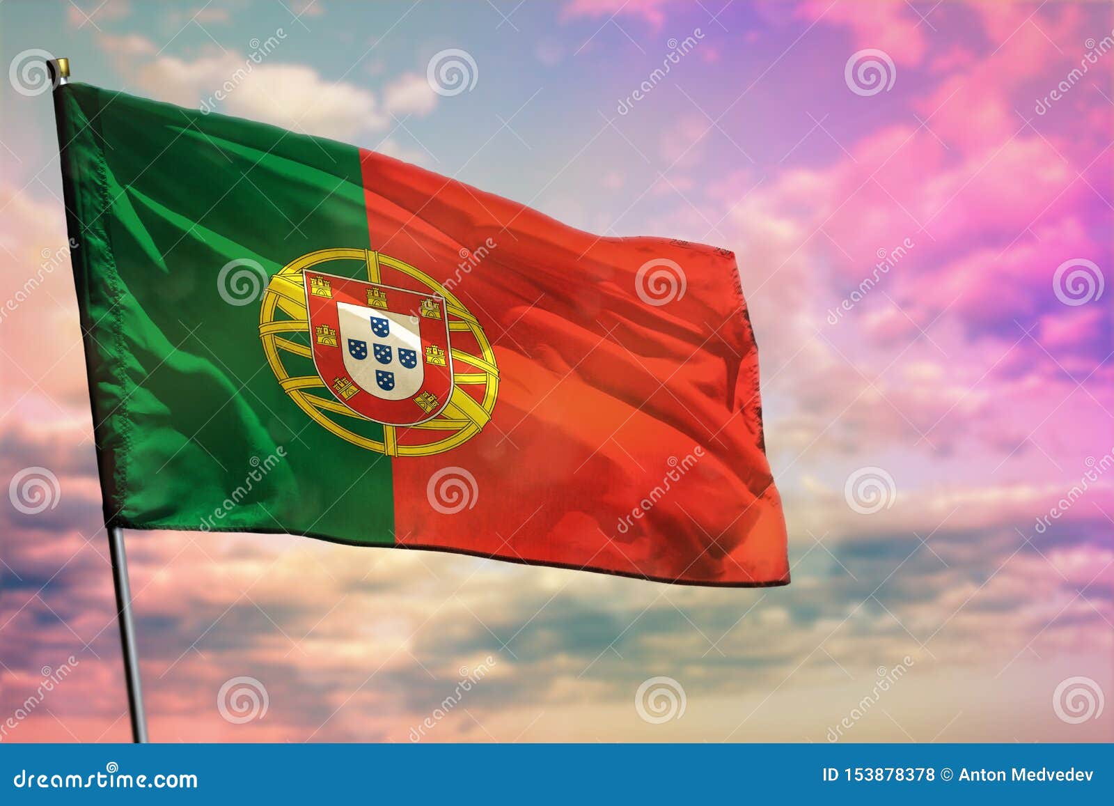 Drapeau de flottement du Portugal sur le fond coloré de ciel nuageux Concept de prosp?rit?