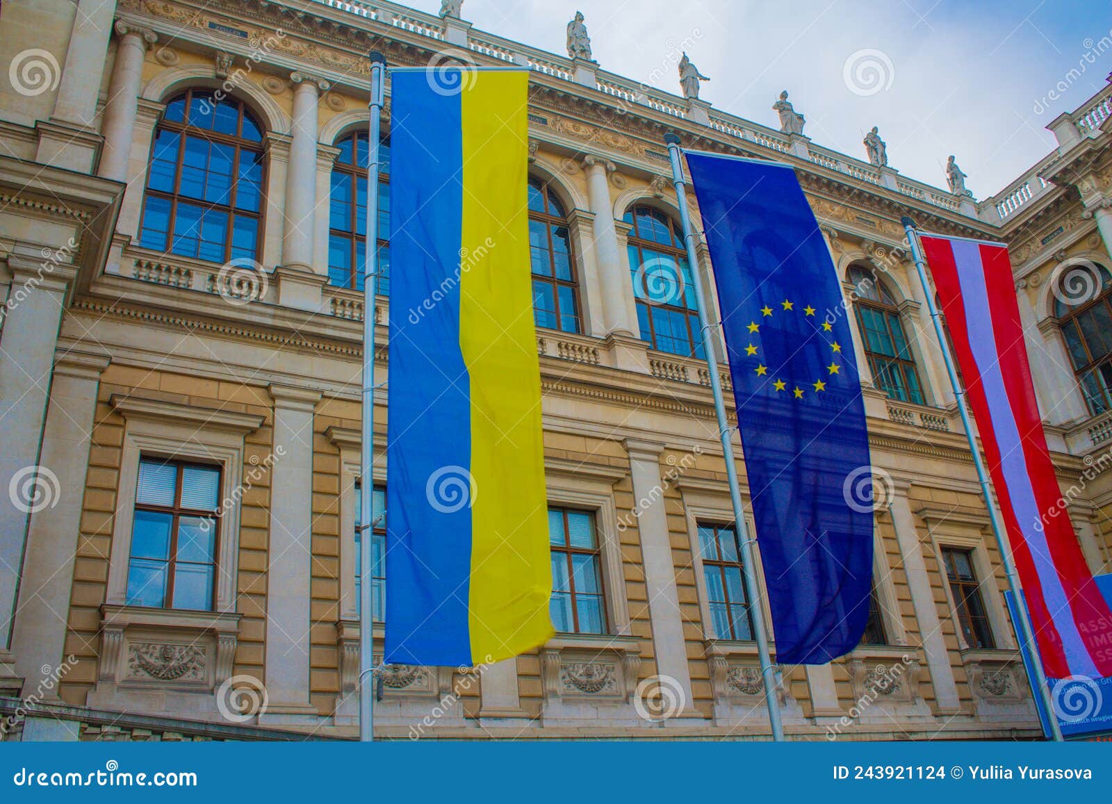Vienne Drapeau Ukrainien Drapeau De L'ukraine Ue Et De L'autriche Sur Un Bâtiment Gouvernemental Image stock éditorial - Image du pays, message: 243921124