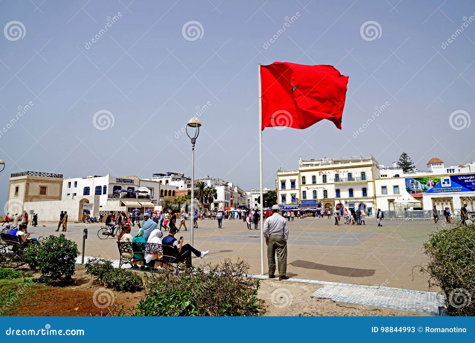 Drapeau Du Maroc Sur La Place D Essaouira Photo Stock Editorial Image Du Vieux Bateaux
