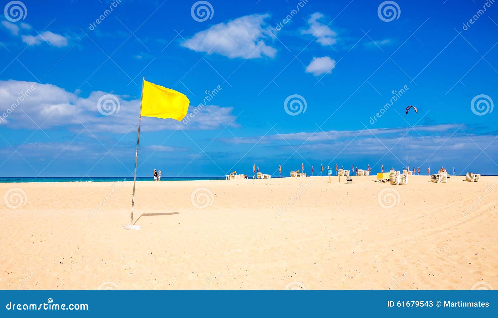 Drapeau jaune sur la plage image stock. Image du glissière 61679543