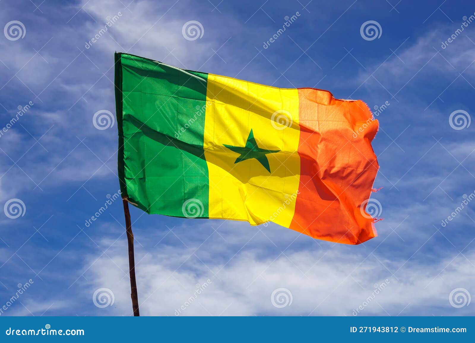 Drapeau Sénégal Agitant Dans Le Vent Contre Ciel Photo stock - Image du  mouvement, symbole: 271943812