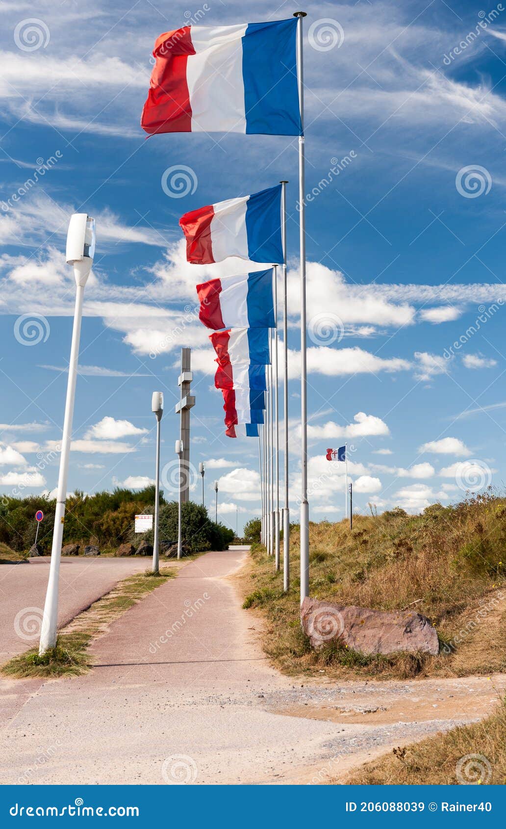 https://thumbs.dreamstime.com/z/drapeaux-fran%C3%A7ais-et-la-croix-de-lorraine-sur-plage-juno-dans-le-courseullessurmer-206088039.jpg