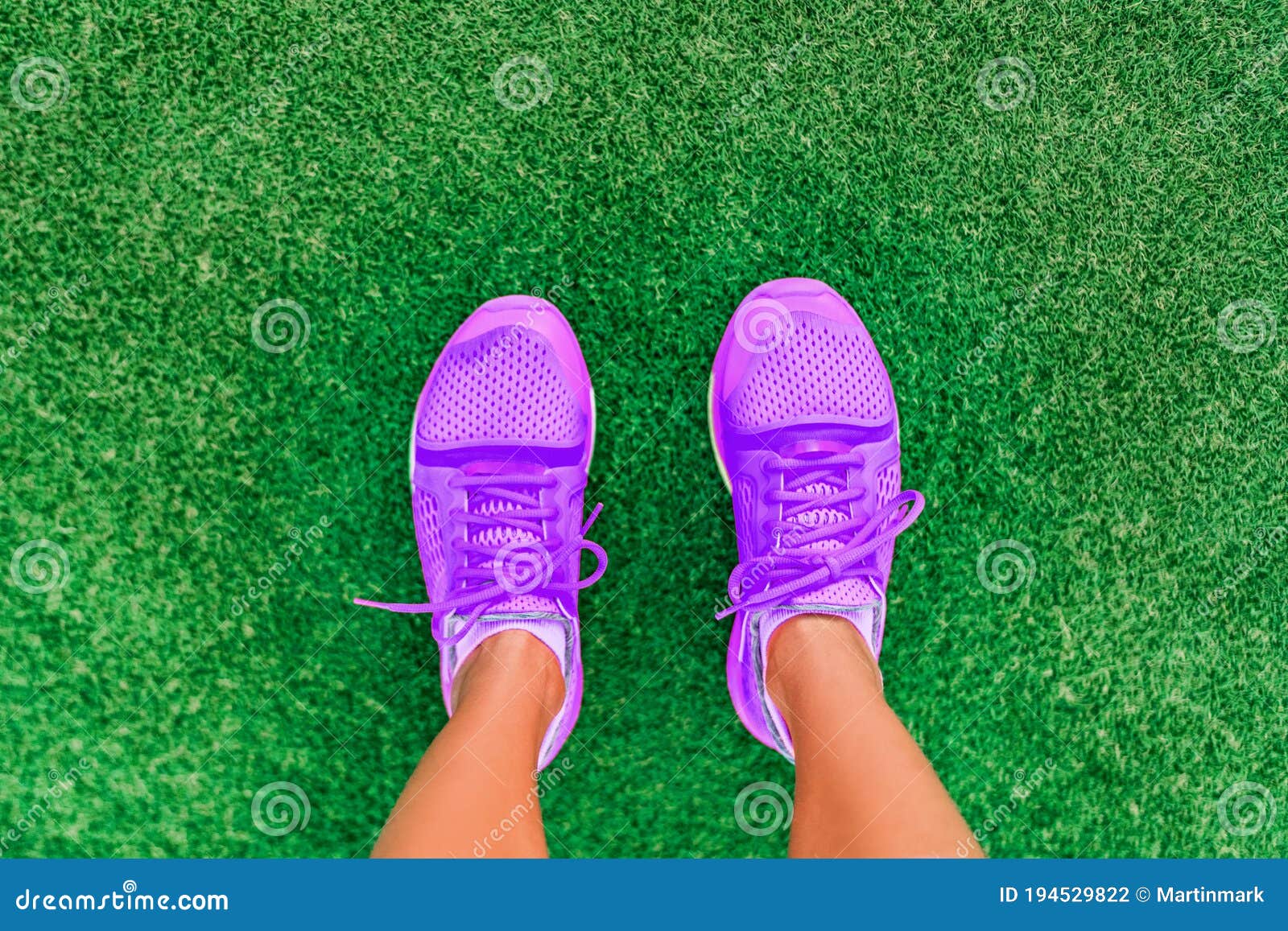 Draufsicht Active Mädchens des Eignungslebensstils der Laufschuhfrauenstellung auf Gras. pov-selfie Füßen während des Übungslaufs