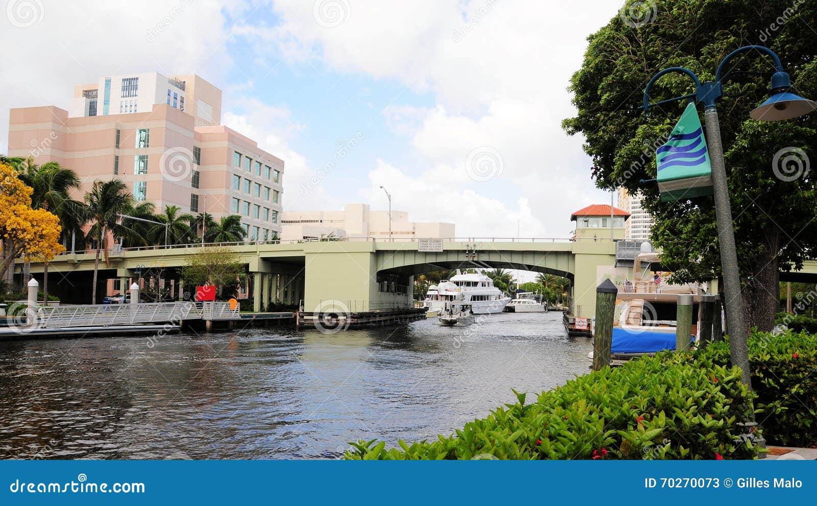 Drawbridge στη νότια Φλώριδα. Σύρετε τη γέφυρα, αποκαλούμενη επίσης τη γέφυρα γερανών ή κινητή (κινητή) γέφυρα με τα κτήρια στο υπόβαθρο