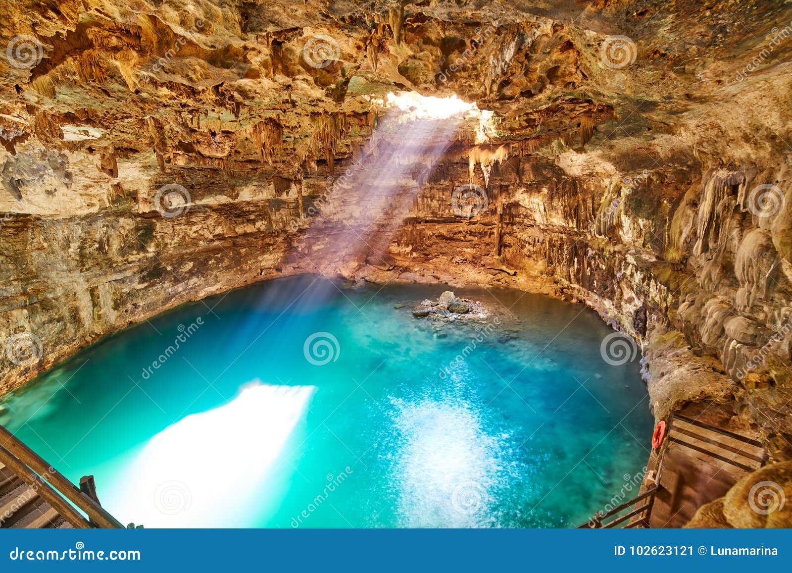 Dreckloch Cenote Samula In Valladolid Mexiko Stockbild Bild Von Lichtstrahl Frech 102623121