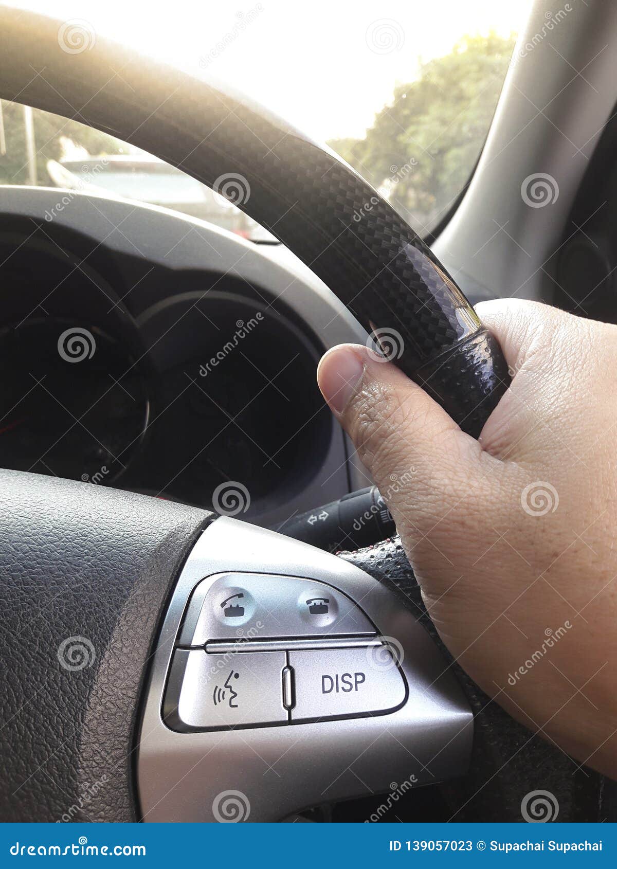 Drehen Sie Das Lenkrad Beim Fahren Mit Warmer Heller Weinlese  Autoinnenraumdetail Stockbild - Bild von menschlich, leuchte: 139057023