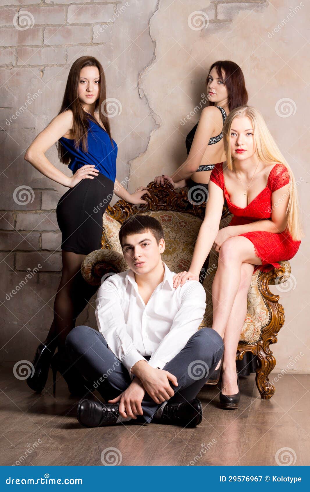 Один мужик несколько баб. Девушка в окружении мужчин. Фотосессия 3 женщины. Мужчина сидит в окружении девушек. Мужчина и 3 женщины.