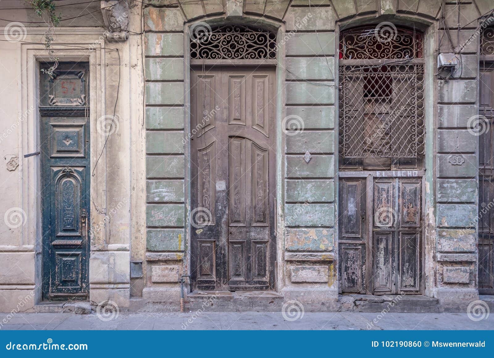 Drei große alte Weinlesehispano-amerikaner-Türen. Hispanische Türen der großen alten Weinlese in Havana, Kuba
