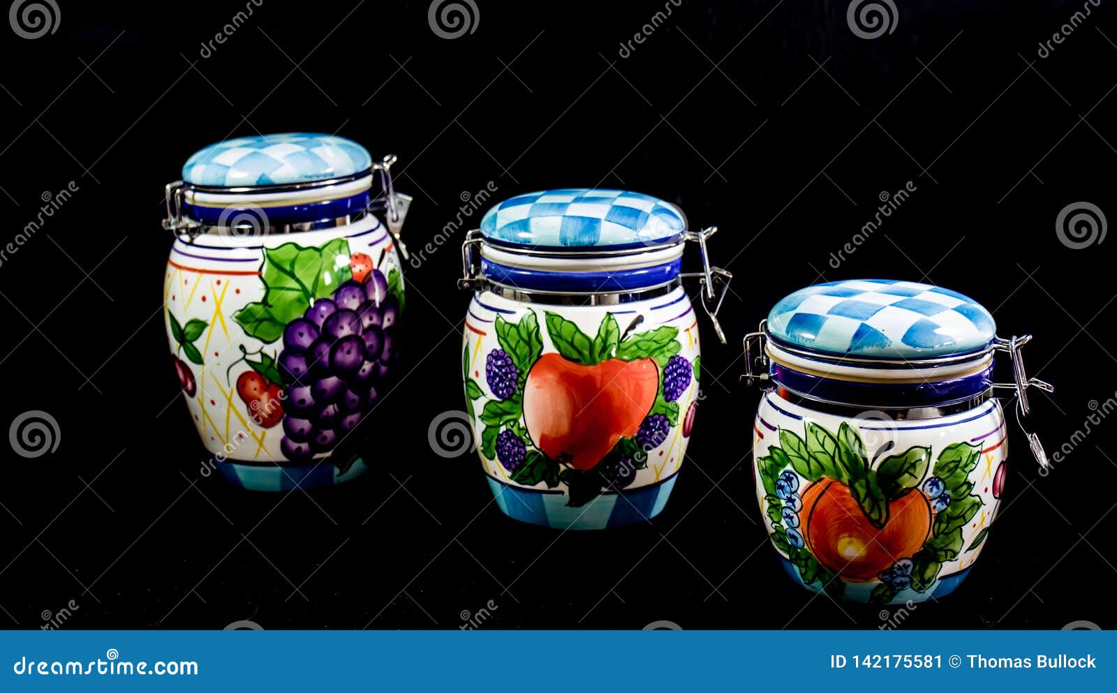 https://thumbs.dreamstime.com/z/drei-k%C3%A3%C2%BCchen-kanister-gegen-schwarzen-hintergrund-dekorative-mit-frucht-au%C3%A3%C3%BFenseiten-142175581.jpg