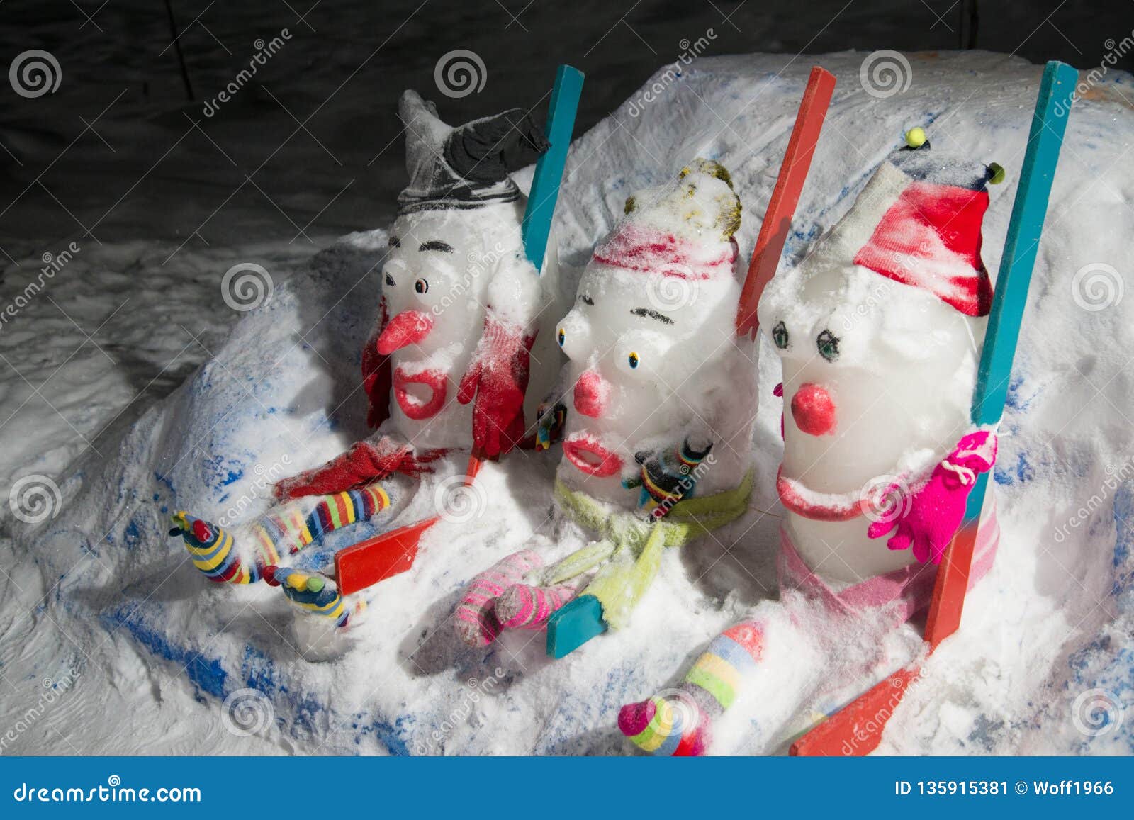 Drei Lustige Schneemänner Mit Dem Strickmützesitzen Stockbild - Bild ...