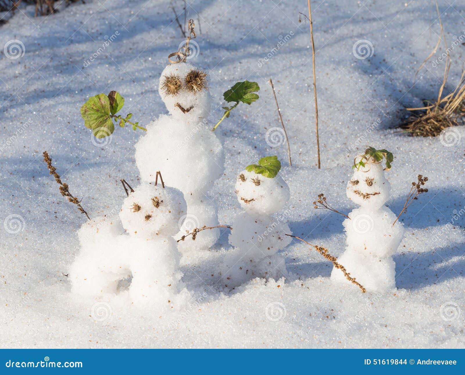 Drei Lustige Schneemänner Und Schneekatze Stockfoto - Bild von ...