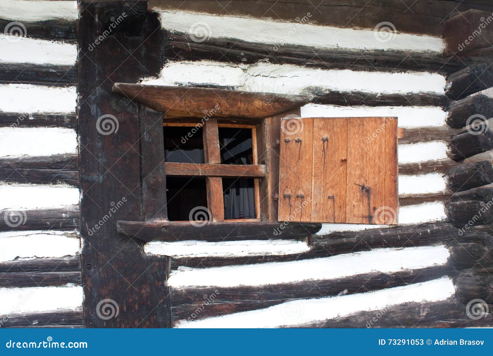 Mały drewniany okno w ścianie robić od drewnianych fasoli