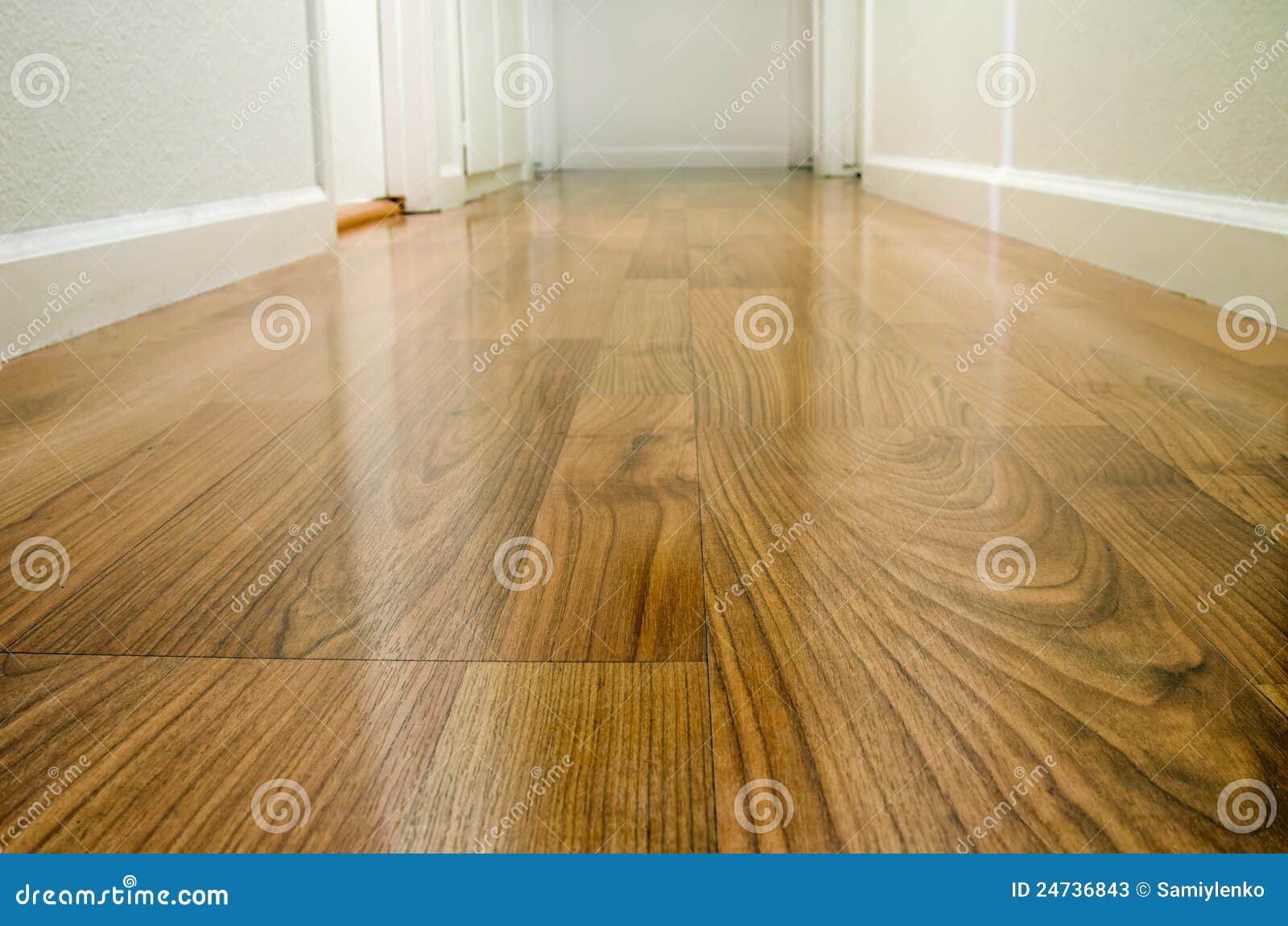 Drewniany podłogowy korytarz