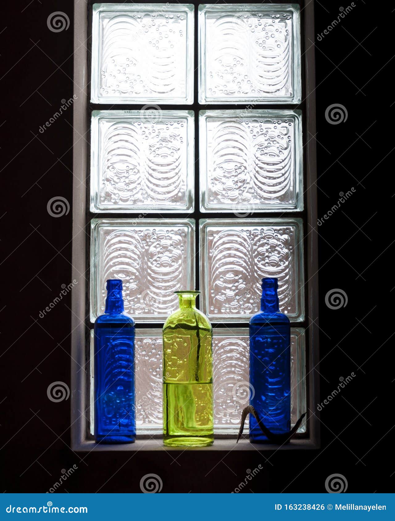 Gekleurde Glazen Flessen in Een Raam Foto Image kleurrijk, versieren: 163238426