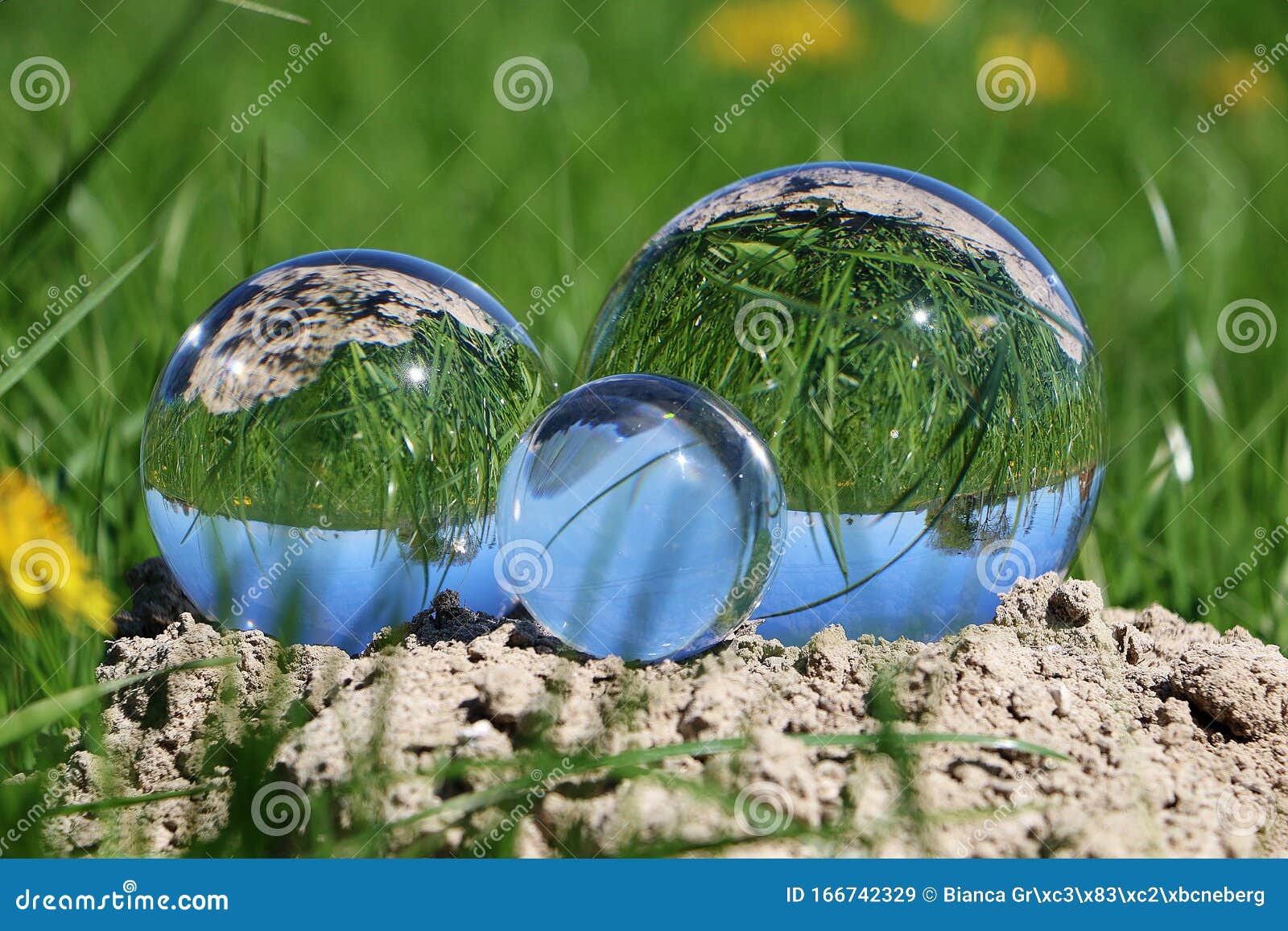Drie Glazen Bollen Van Verschillende Liggen Op Heuvel in De Tuin Weerspiegelen De Natuur Stock Afbeelding - Image of ballen, kust: 166742329