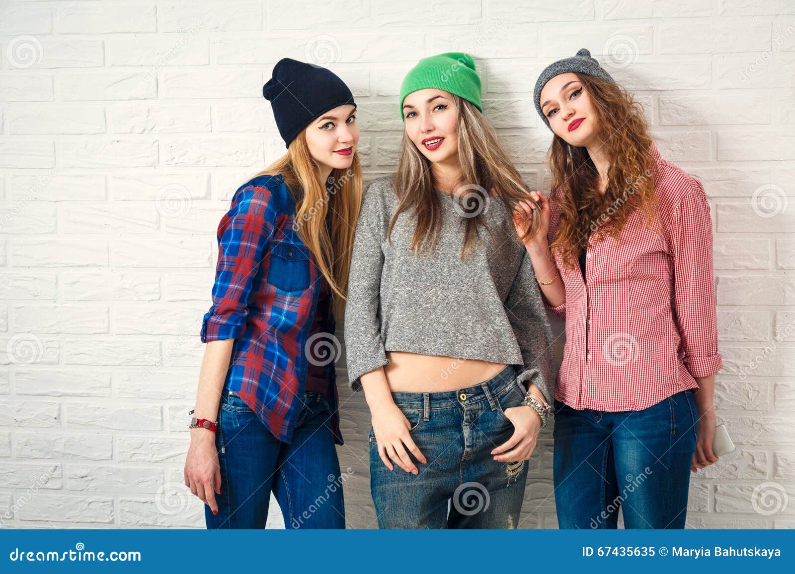 vervagen het winkelcentrum schakelaar Drie Grappige Hipster-Meisjes Gestemde Foto Stock Afbeelding - Image of  hipster, kleren: 67435635