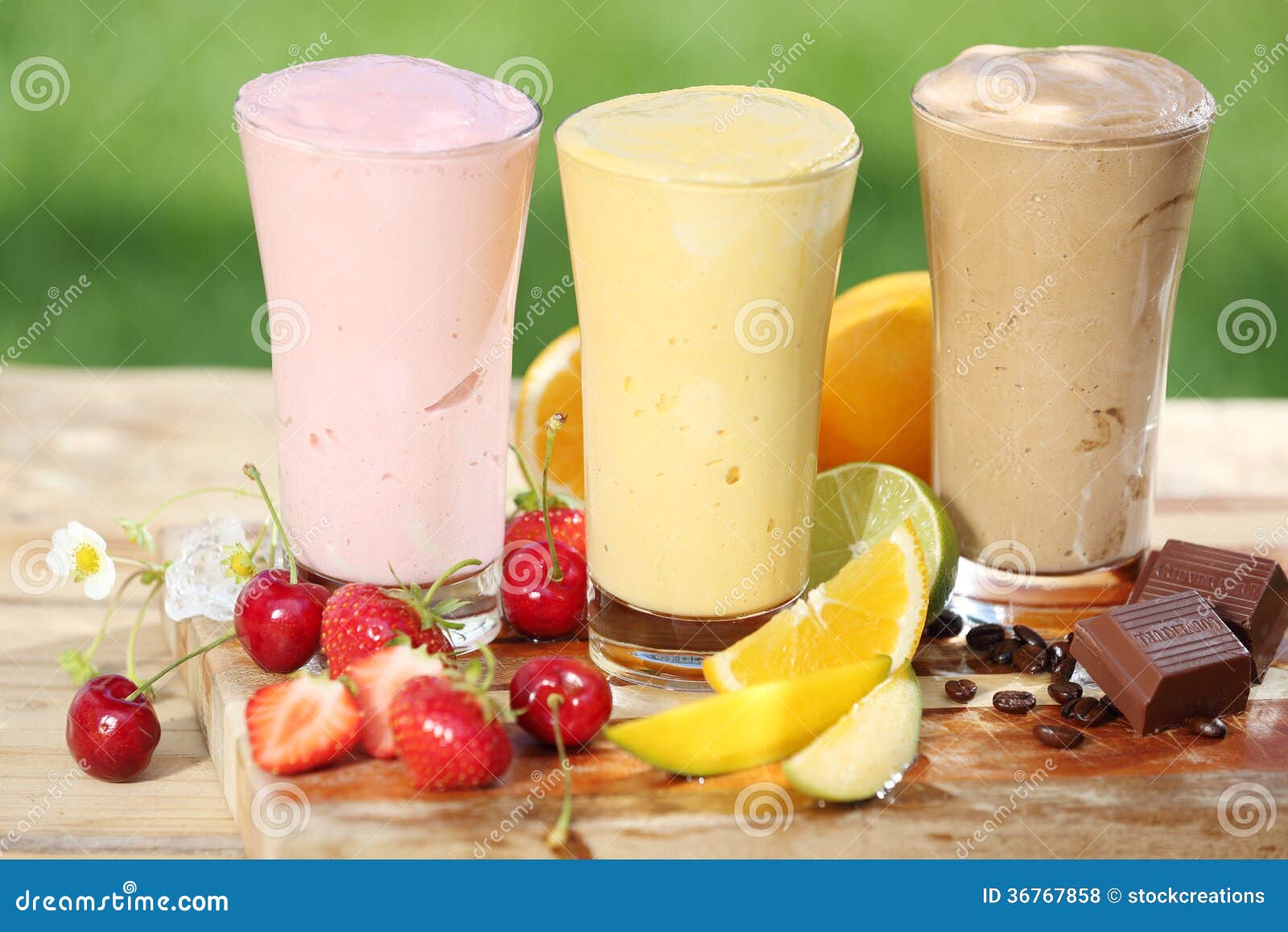 Drie Heerlijke Smoothies Met Yoghurt Stock Foto Image of bonen, groen