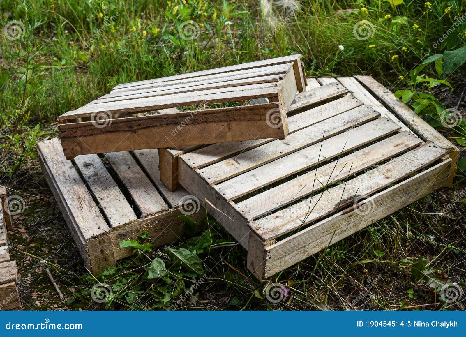 scherm Nucleair niet verwant Drie Lege Groentekratten, Bovenaan Elkaar Gestapeld. Stock Foto - Image of goederen, kader: 190454514 scherm Nucleair niet verwant Drie Lege Groentekratten, Bovenaan Elkaar Gestapeld. Stock Foto - Image of goederen, kader: 190454514