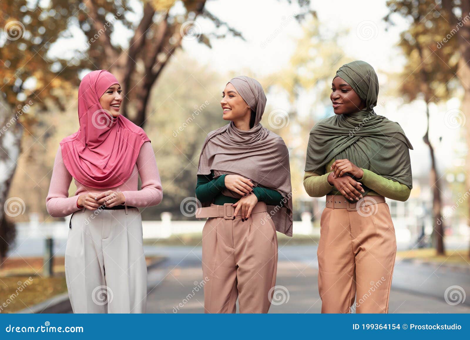 Aktentas uitzondering magie Drie Moderne Moslimjonge Vrouwen in Hijab Hoofddoek Die Buiten Lopen Stock  Foto - Image of vrouwelijk, toevallig: 199364154