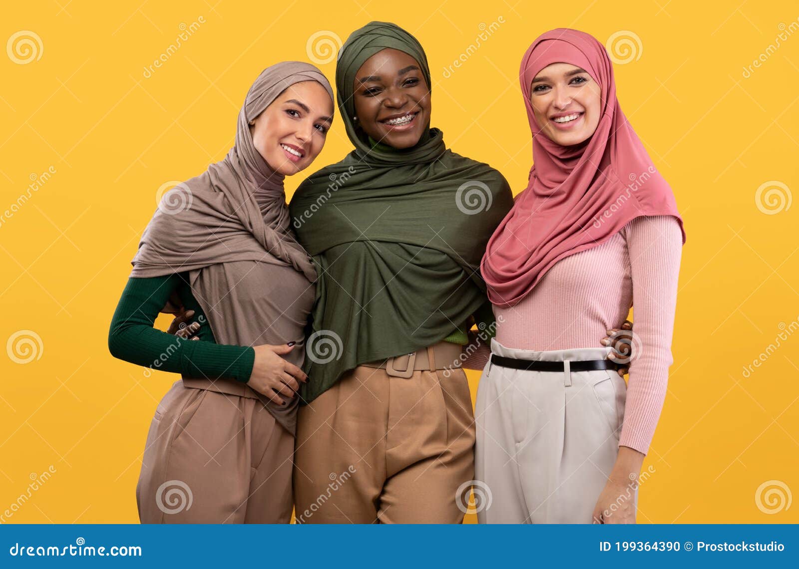Verminderen perspectief gebroken Drie Moslims in De Hijab Hoofddoek Staan Op Gele Achtergrond Stock Foto -  Image of modern, gelukkig: 199364390