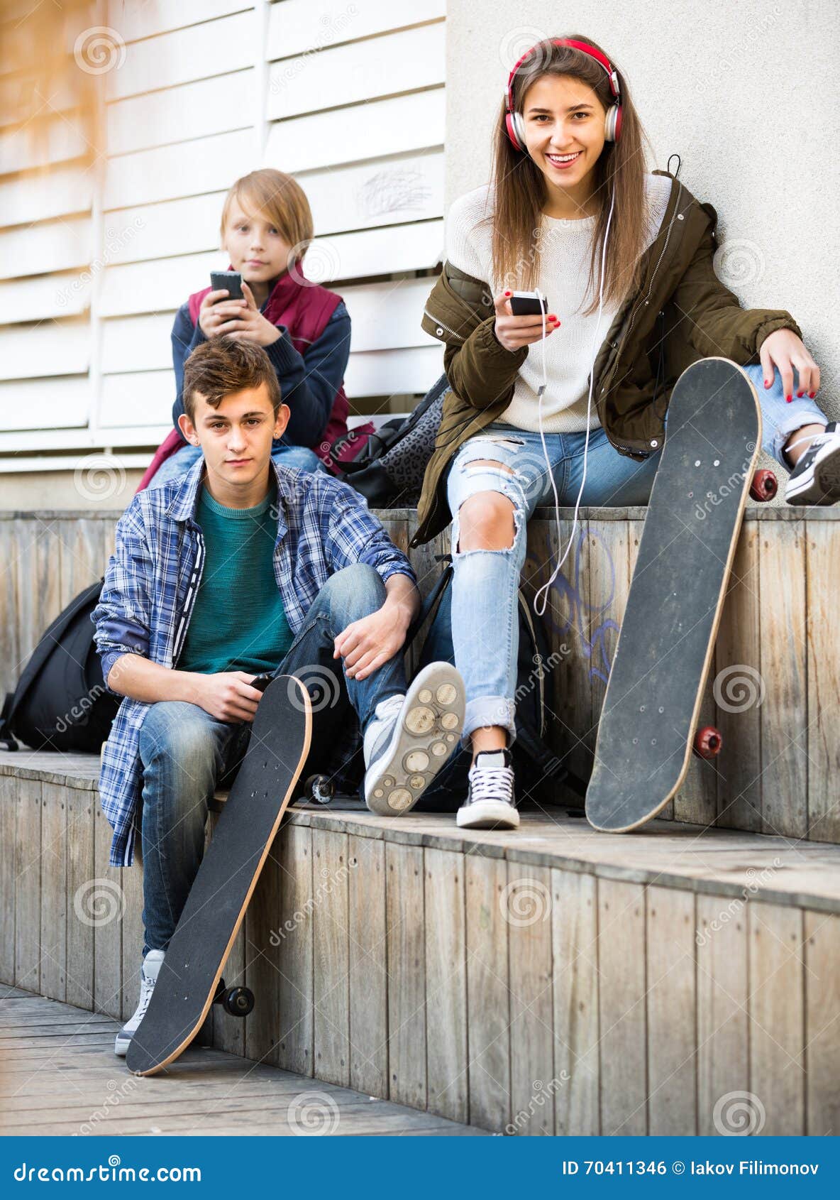 Трех подростков. Три подростка. Подросток сидит в телефоне. Интересные фото для подростка. Скрытный подросток.