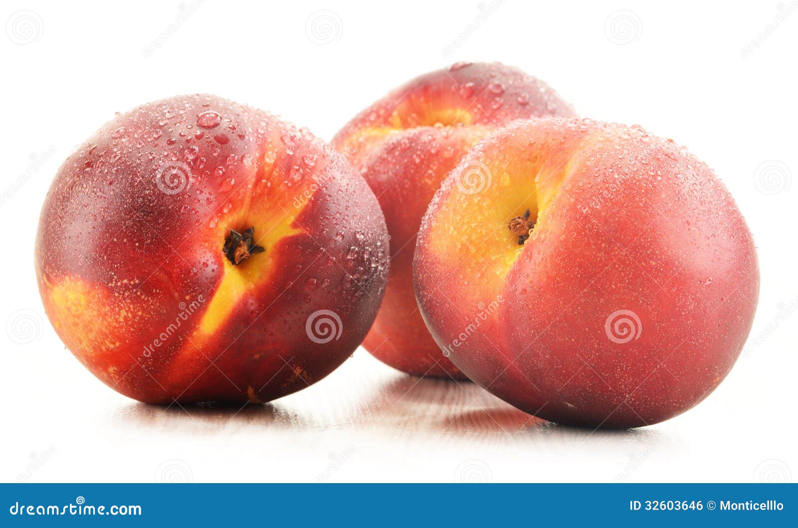 Drie Verse Nectarines Op Wit Stock Foto Image of drie, gewassen 32603646