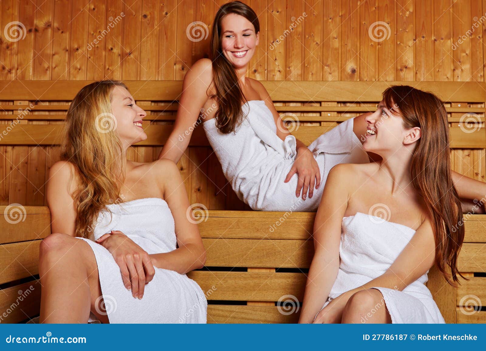 Drie Vrouwen Die In Sauna Zitten Stock Afbeelding Afbeelding 