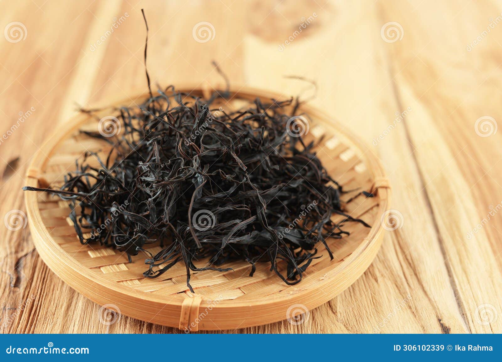 dried hijiki seaweed, japanese cooking ingredient