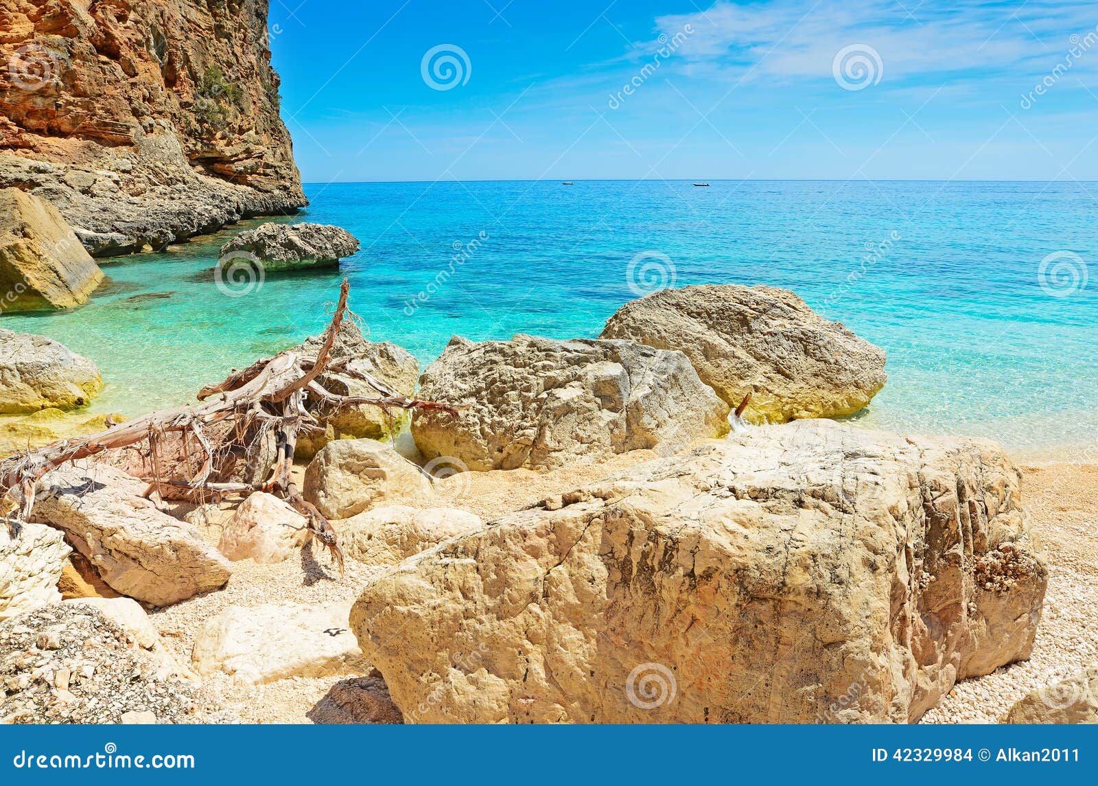 Driftwood i skały w Cala Biriola, Sardinia