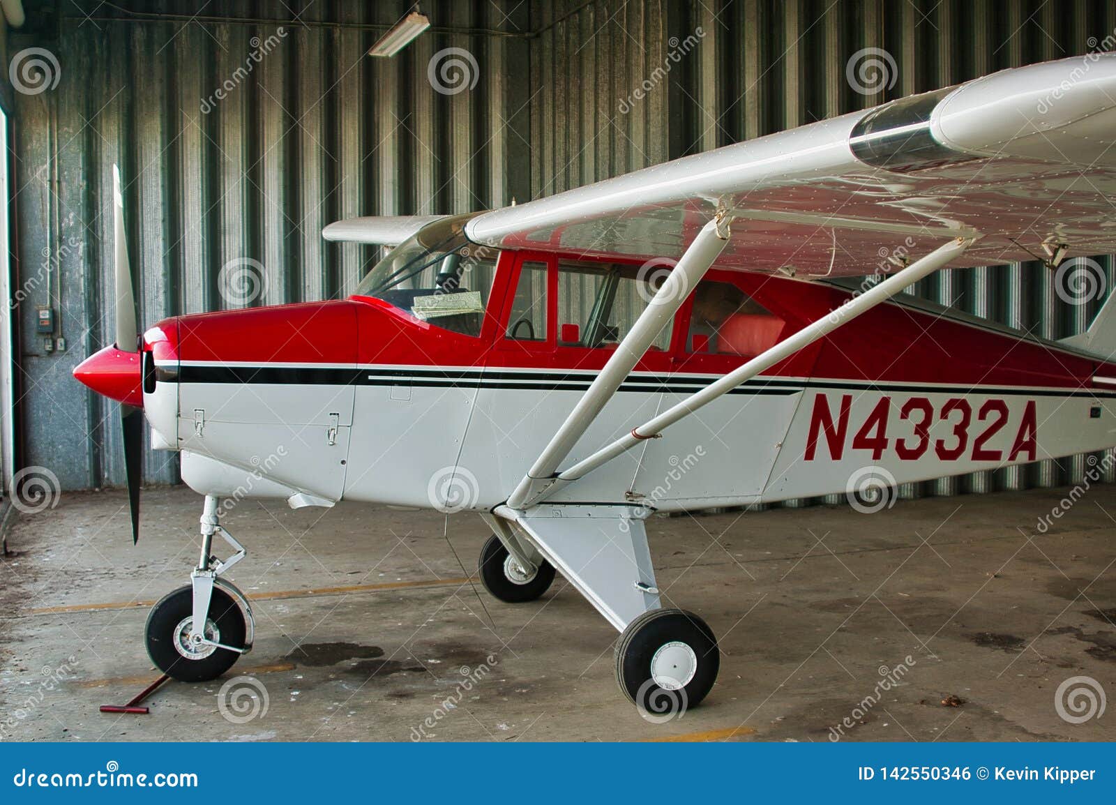 Merchandiser lelijk Leraar op school Drijfvliegtuig Met Piper-pacer in Een Hanger Redactionele Foto - Image of  rust, luchtvaart: 142550346