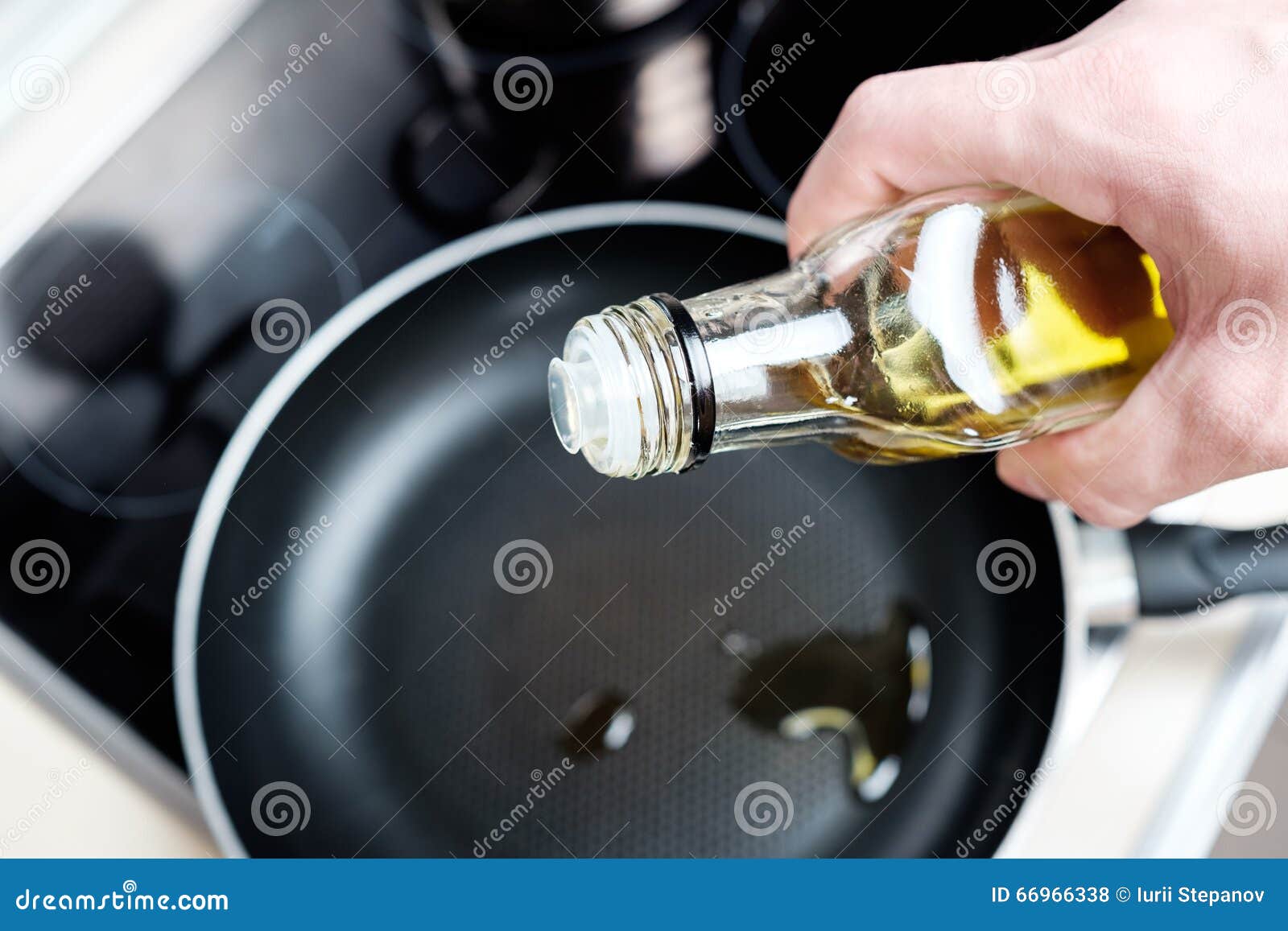 Dripping pan and olive oil stock photo. Image of reflection 66966338