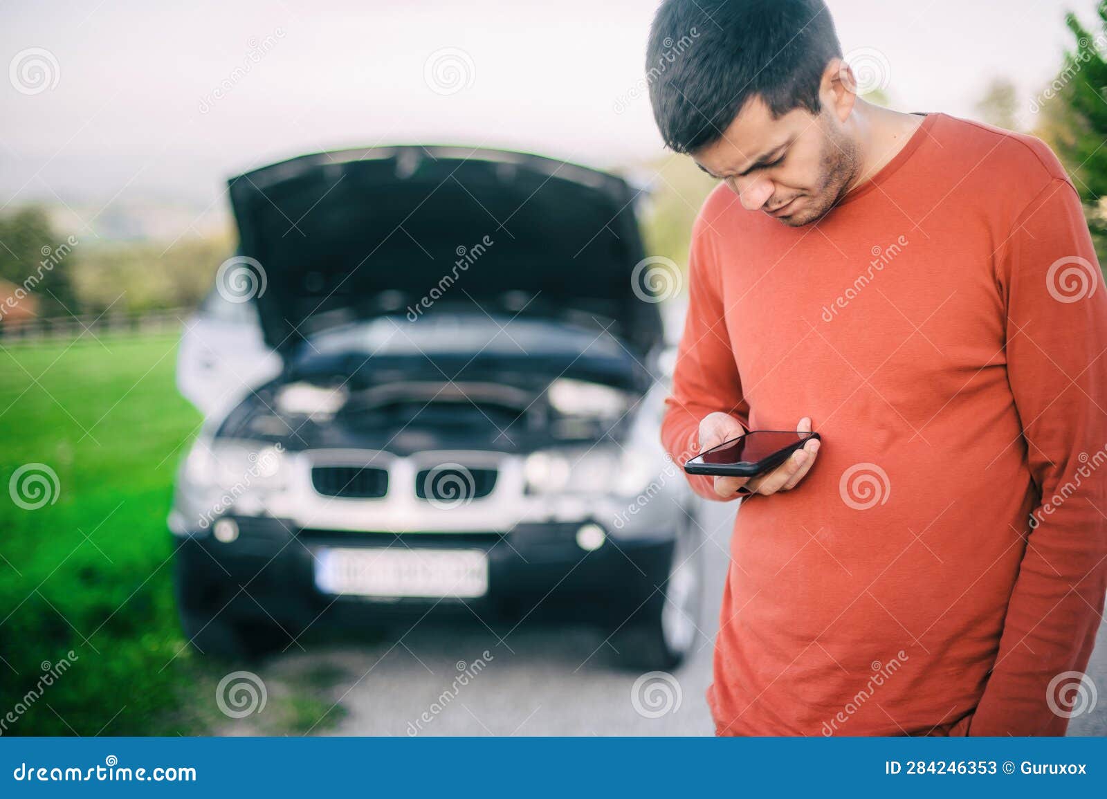 driver call road assistance car mechanic service via mobile phone