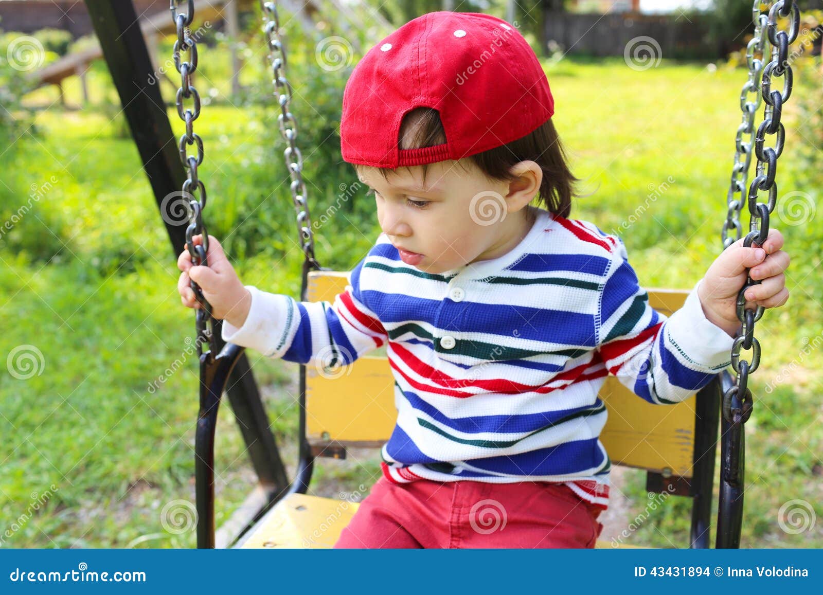 Droevige babyjongen op schommeling. Droevige 22 van de babymaanden jongen op schommeling