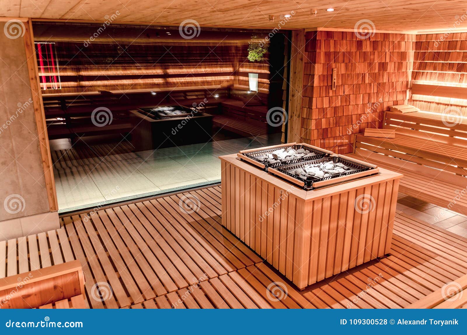 Wordt erger Proberen hoogtepunt Droge Finse Sauna Met Dubbele Oven En Groot Panoramisch Venster Stock Foto  - Image of achtergrond, binnenlands: 109300528