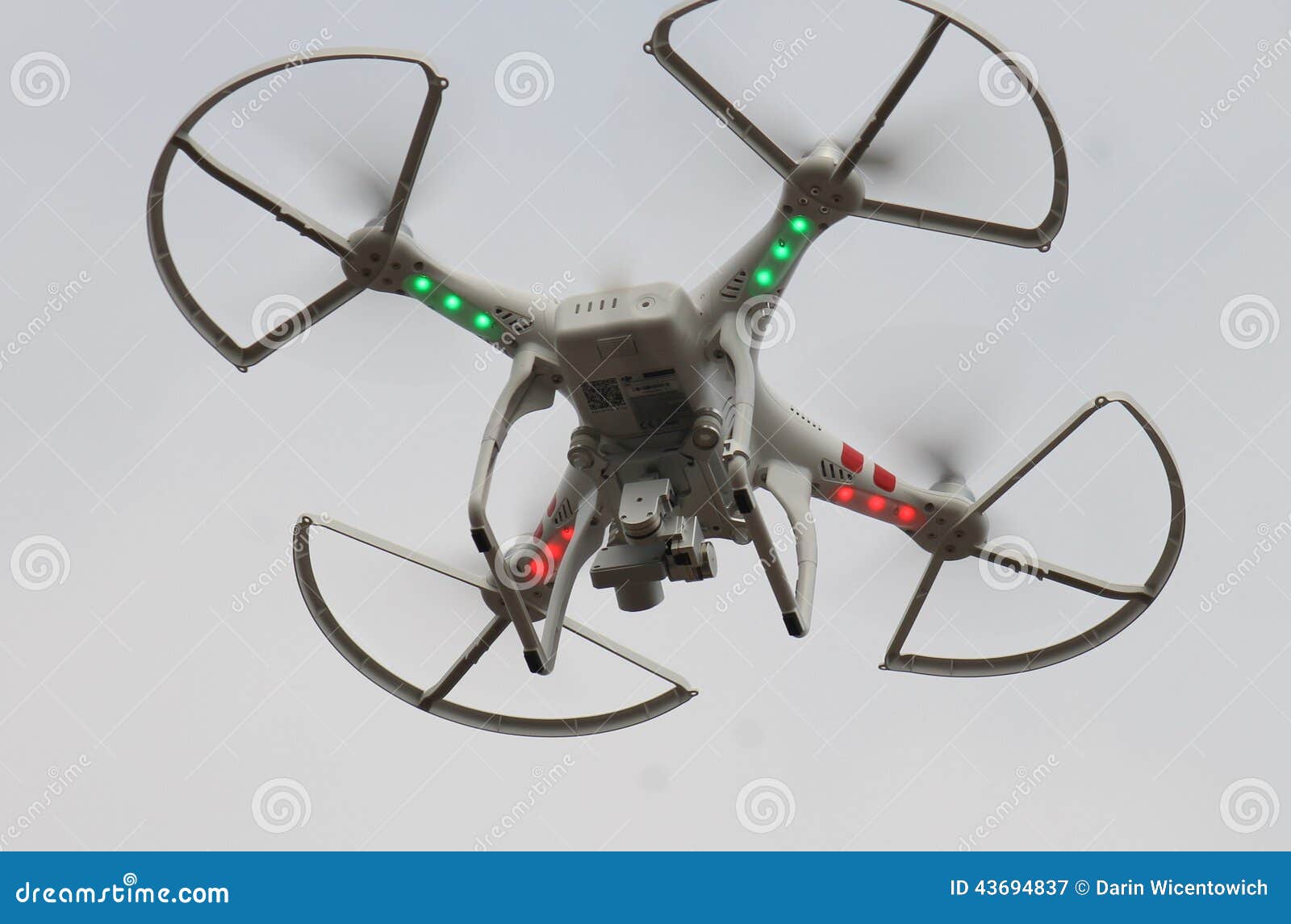 Drohnenfliegen des neuen Zeitalters oben. Altersbrummen des neuen Zeitalters mit der Kamera, die oben in Himmel fliegt