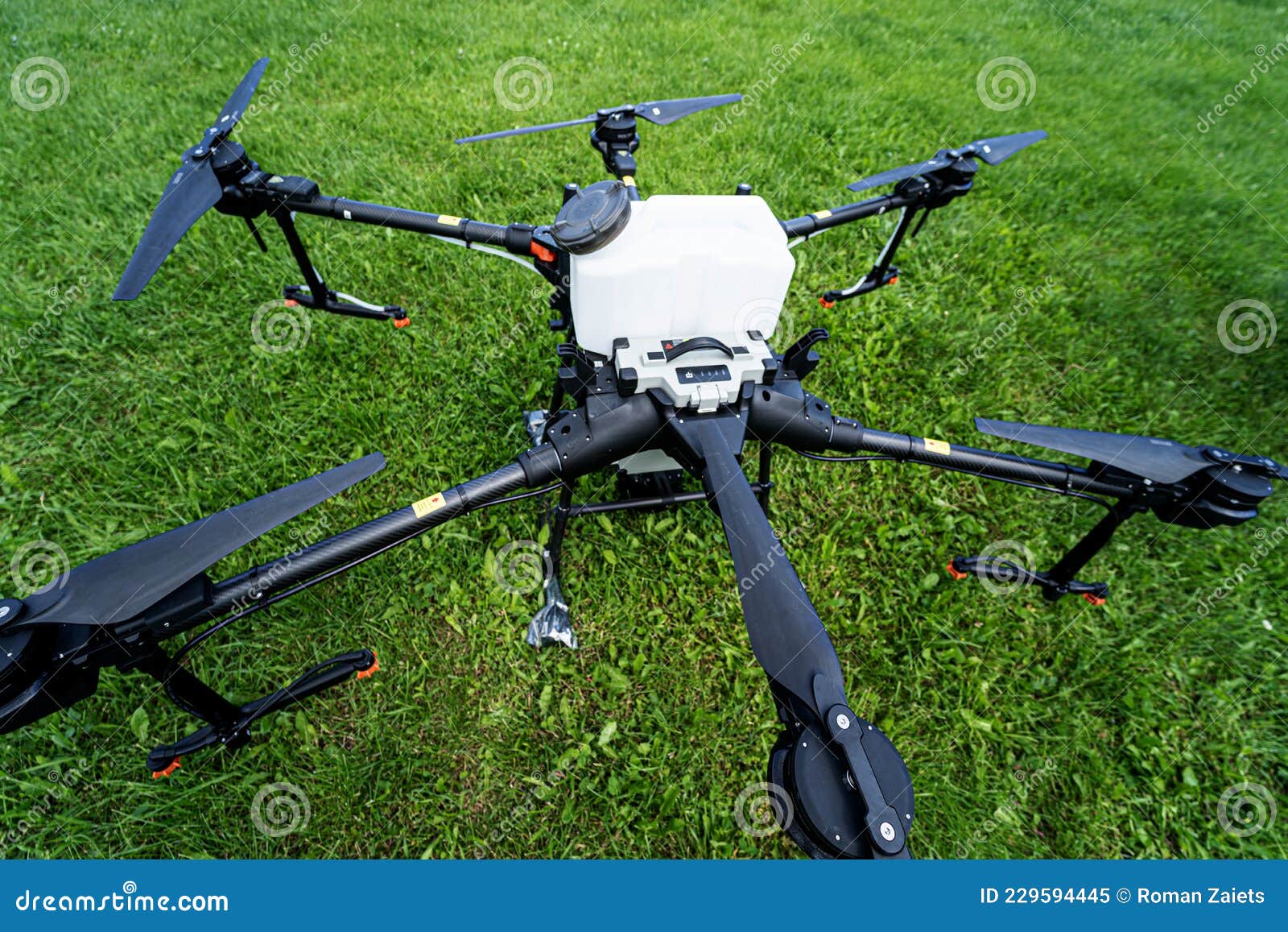 Drone Professionnel De L'agriculture Sur Le Terrain Vert Image