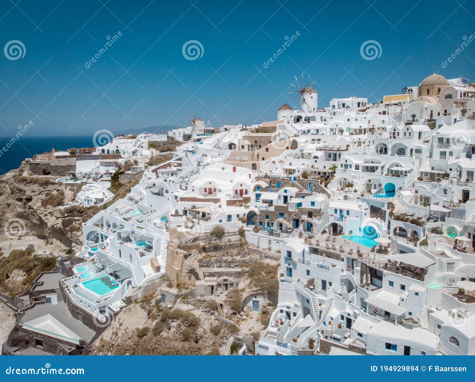 rociar Corteza Fascinante Drone View Over Santorini, Aerial View Over the Whitewashed Village of Oia  with Luxury Vacation Resort with Infinity Stock Photo - Image of balcony,  drone: 194929894