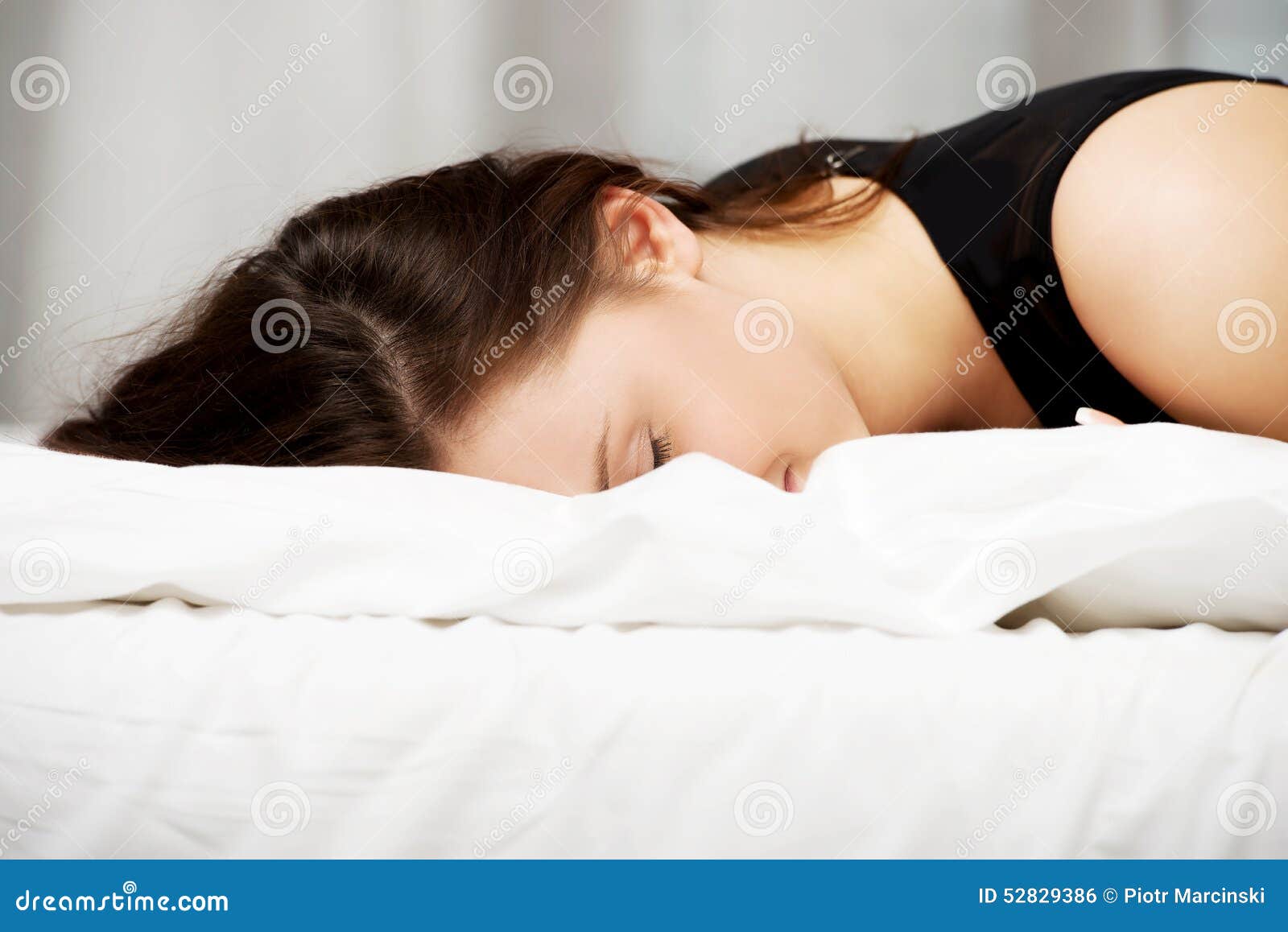 Девушки спящие на животе. Женщина лежит на животе. Спать на животе картинки женщине.