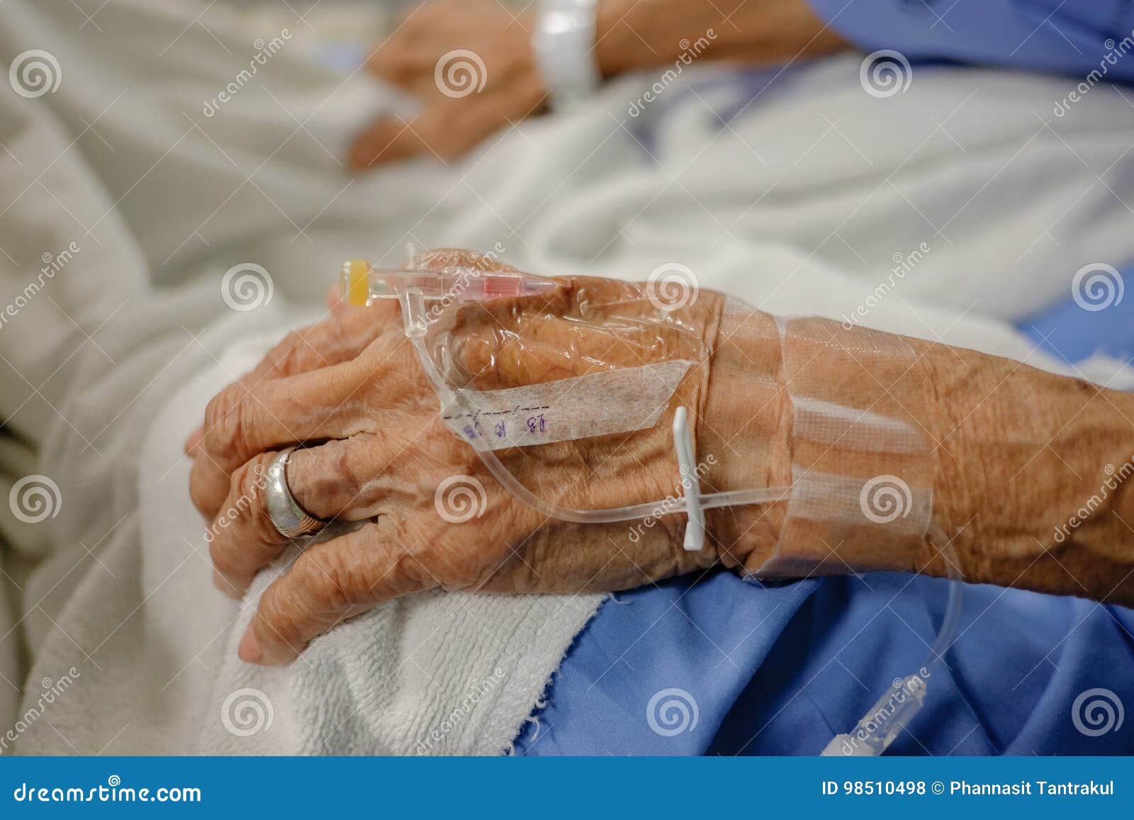 Dropprör Asiatiska årig Kvinna För åldring 93 I Ett Sjukhus Arkivfoto